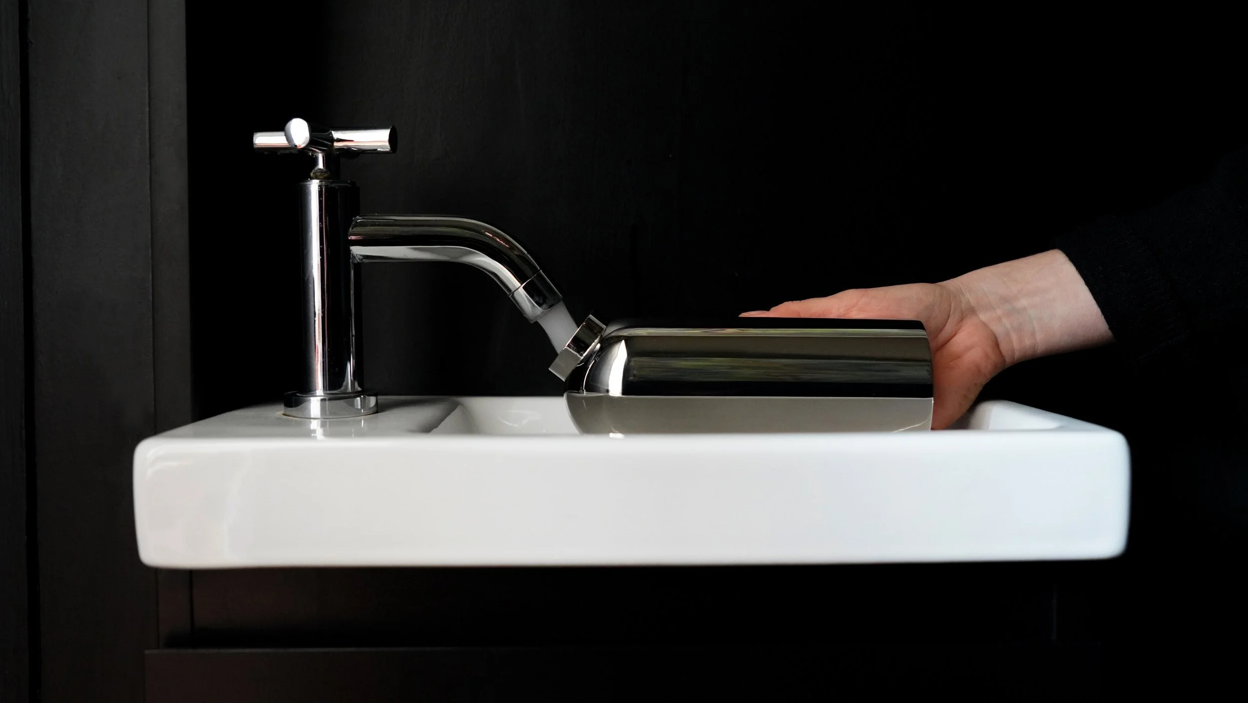 Tilt refilling under a low bathroom tap